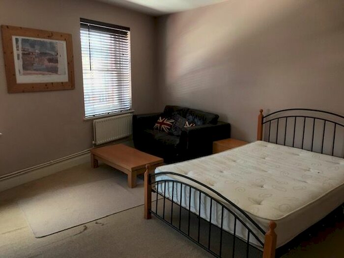 2 Bedroom Flat To Rent In Bridge Street, Pinner, HA5