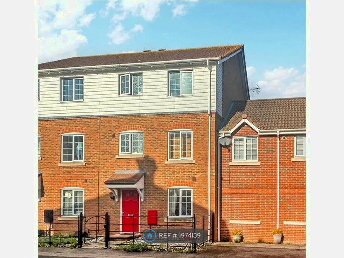 5 Bedroom Terraced House To Rent In Moonstone Square, Sittingbourne, ME10