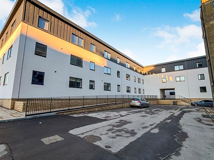 2 Bedroom Flat To Rent In Bingley Road, Bradford, BD9