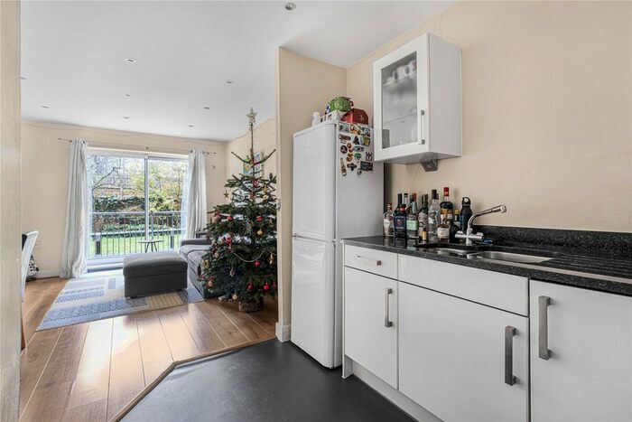 1 Bedroom Flat For Sale In Cherrywood Lodge, Birdwood Avenue, London, SE13