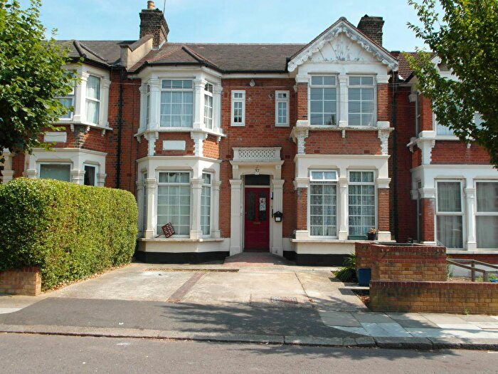1 Bedroom Flat To Rent In Seymour Gardens Ilford, IG1