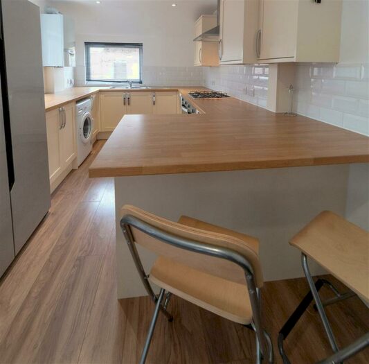 8 Bedroom House To Rent In Baileys Road, Southsea, PO5