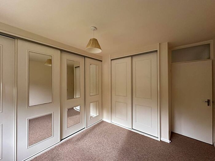 2 Bedroom Flat For Sale In Ferndale Close, Tunbridge Wells, Kent, TN2
