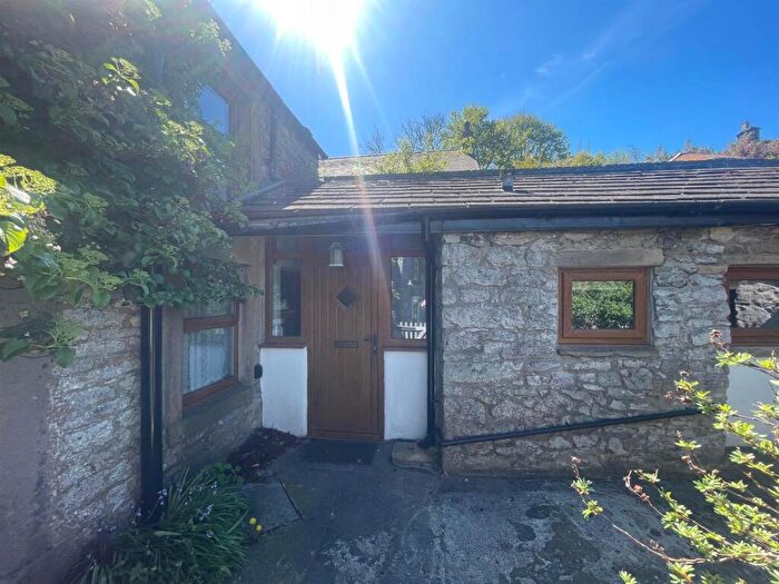 2 Bedroom House For Sale In Main Street, Taddington, SK17
