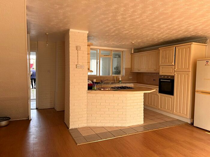 3 Bedroom Flat To Rent In Aveley Walk, Reading, RG2