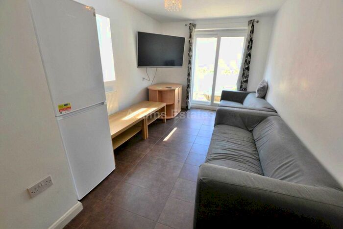 6 Bedroom Terraced House To Rent In Donnington Gardens, Reading, RG1