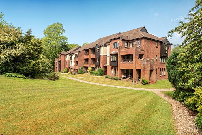 3 Bedroom Flat For Sale In Raylands Mead, Gerrards Cross, Buckinghamshire, SL9