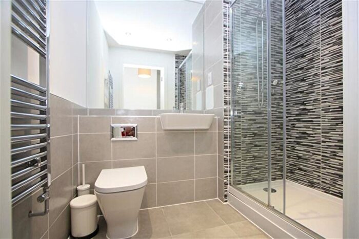 2 Bedroom Apartment To Rent In Rope Court, E14