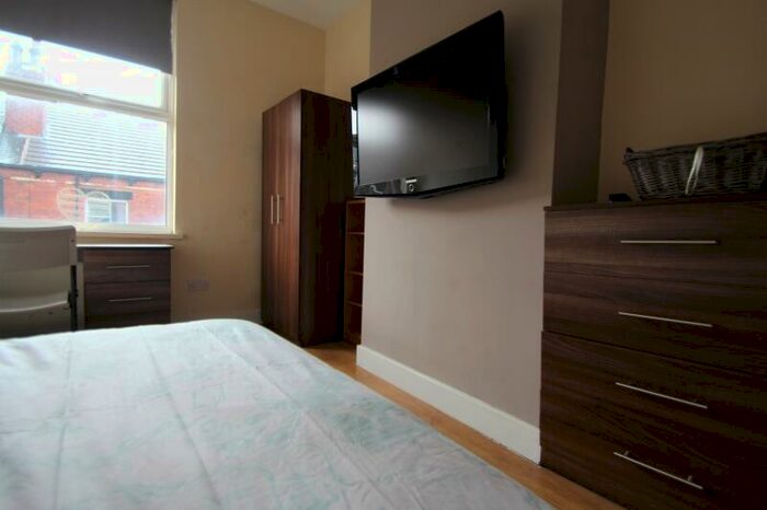 4 Bedroom Terraced House To Rent In Beechwood Road, Burley, Leeds, LS4