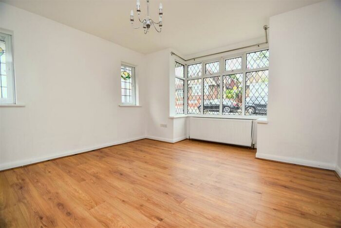 3 Bedroom Detached Bungalow To Rent In Milton Avenue, Barnet, EN5