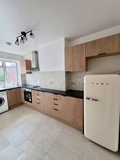 3 Bedroom Flat To Rent In Davidson Gardens, London, SW8