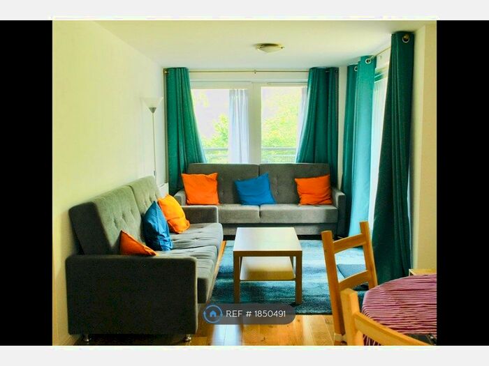2 Bedroom Flat To Rent In Commonwealth Drive, Crawley, RH10