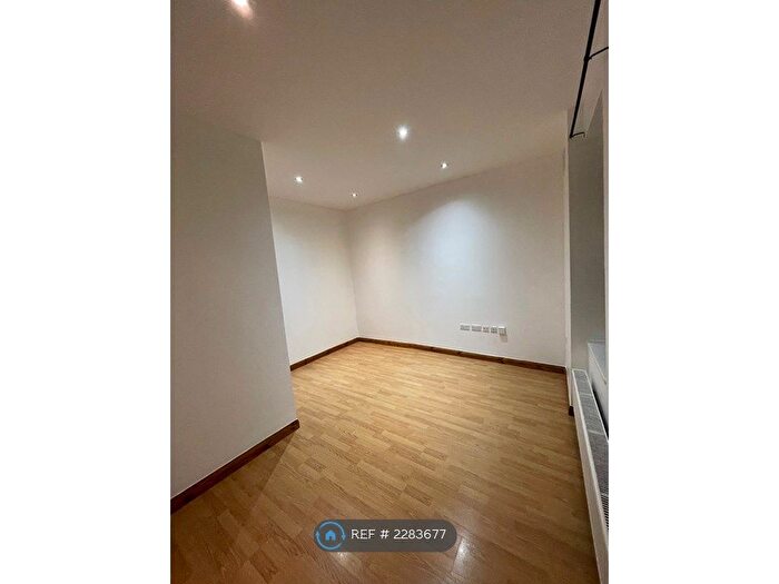 2 Bedroom Flat To Rent In A, London, SW17