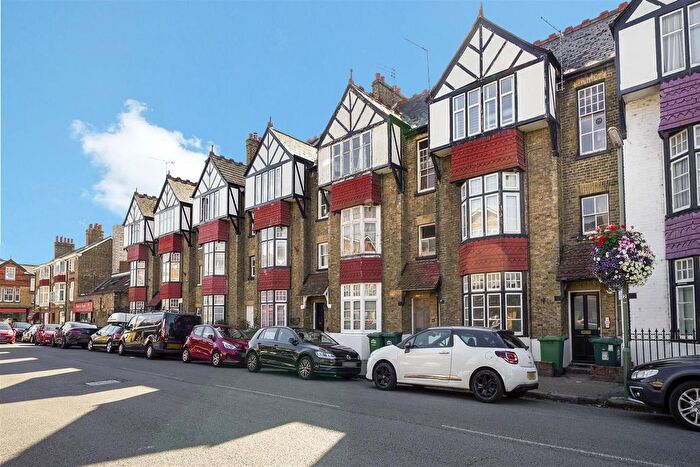 2 Bedroom Flat To Rent In The Avenue, Sunbury-On-Thames, TW16