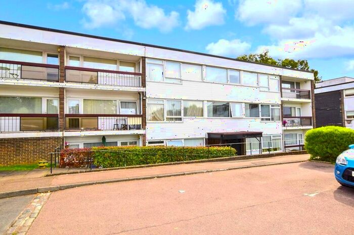 2 Bedroom Flat To Rent In St. Winifreds Close, Chigwell, IG7