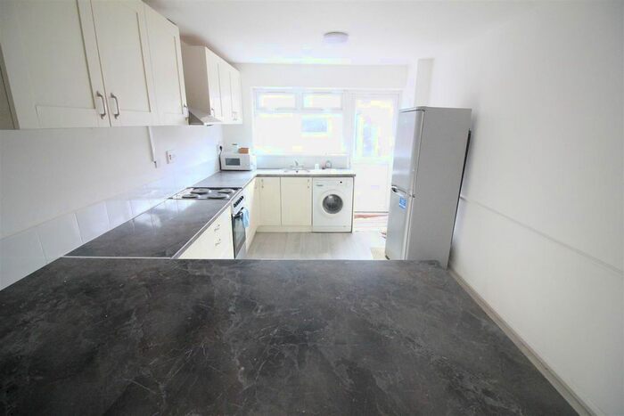 3 Bedroom Town House To Rent In Deepwell Close, Isleworth, TW7