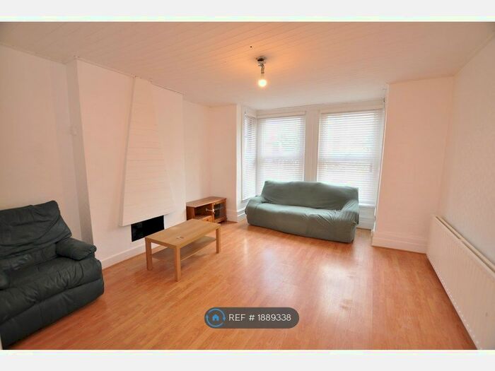 2 Bedroom Flat To Rent In Park Hall Road, London, N2