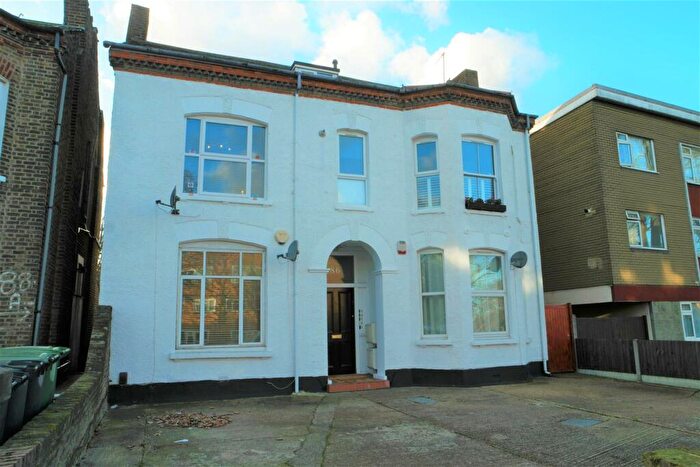 2 Bedroom Flat To Rent In Burnt Ash Hill, London, SE12