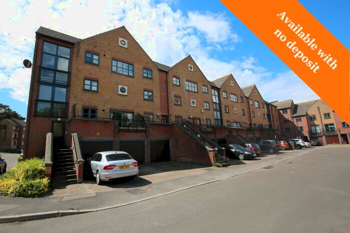 2 Bedroom Flat To Rent In Whitworth Crescent, Bitterne Park, Southampton, Hampshire, SO18
