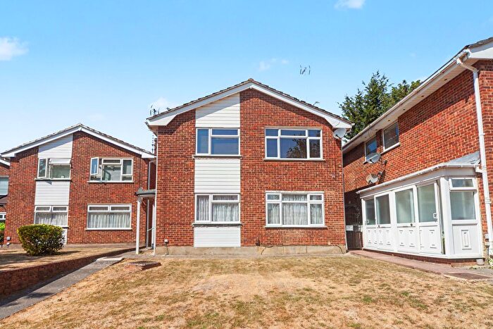 2 Bedroom Flat For Sale In Alton Close, Bexley, Kent, DA5