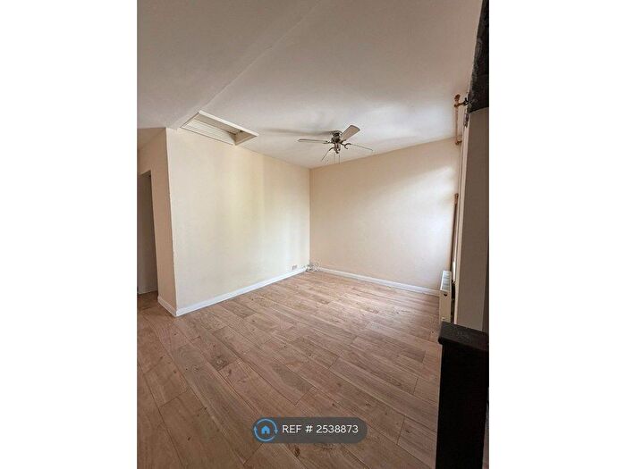 1 Bedroom Flat To Rent In Vicarage Road, Watford, WD18