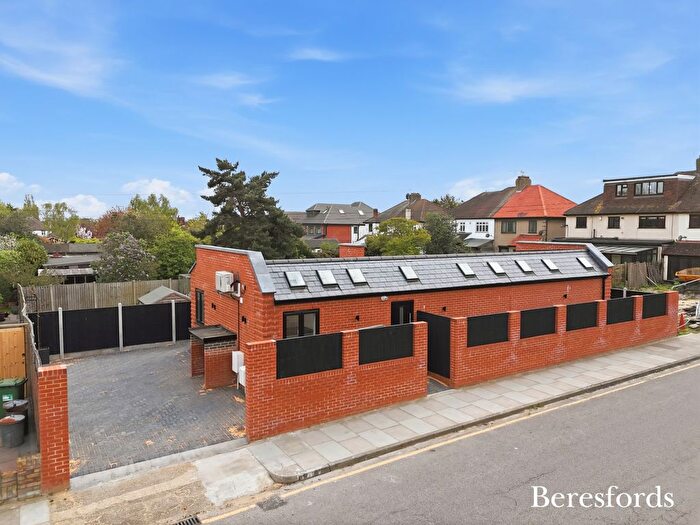 2 Bedroom Bungalow For Sale In Parkland Avenue, Marshalls Park, RM1