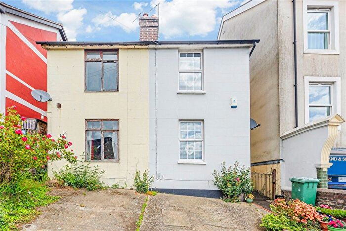 2 Bedroom Semi-Detached House For Sale In Grovehill Road, Redhill, Surrey, RH1