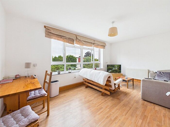 2 Bedroom Flat To Rent In Knaggs House, Teddington, TW11
