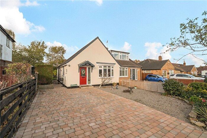 2 Bedroom Bungalow For Sale In Almsford Oval, Harrogate, North Yorkshire, HG2