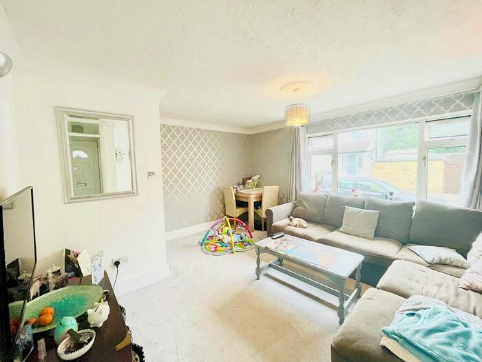 2 Bedroom Maisonette To Rent In William Street, Bushey, WD23