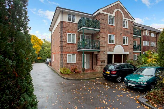 2 Bedroom Flat To Rent In Flat Tulip Tree Court, - The Crescent, SM2