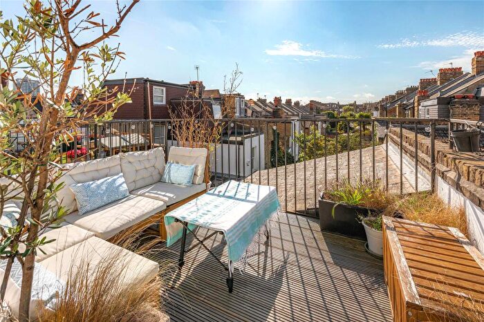 2 Bedroom Flat For Sale In Shuttleworth Road, London, SW11