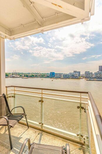 2 Bedroom Flat To Rent In St Davids Square, Canary Wharf, London, E14
