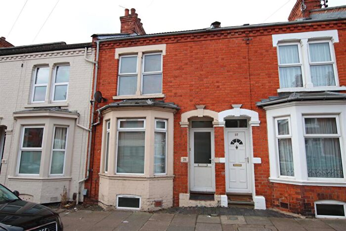 4 Bedroom Private Hall To Rent In Allen Road, Abington, Northampton, NN1