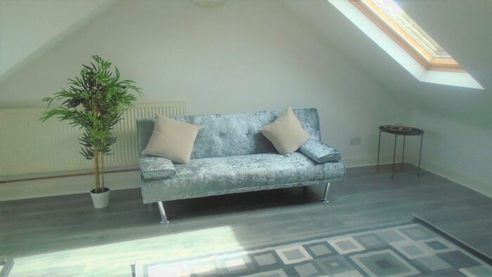 Studio To Rent In Great West Road, Hounslow, TW5