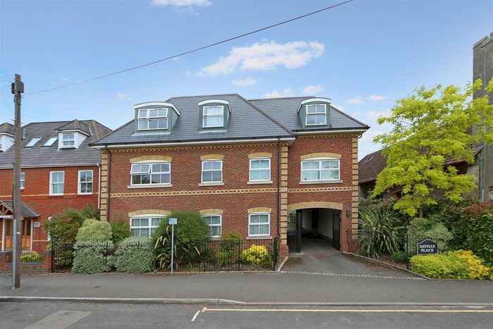 1 Bedroom Flat To Rent In Victoria Street, Englefield Green, TW20