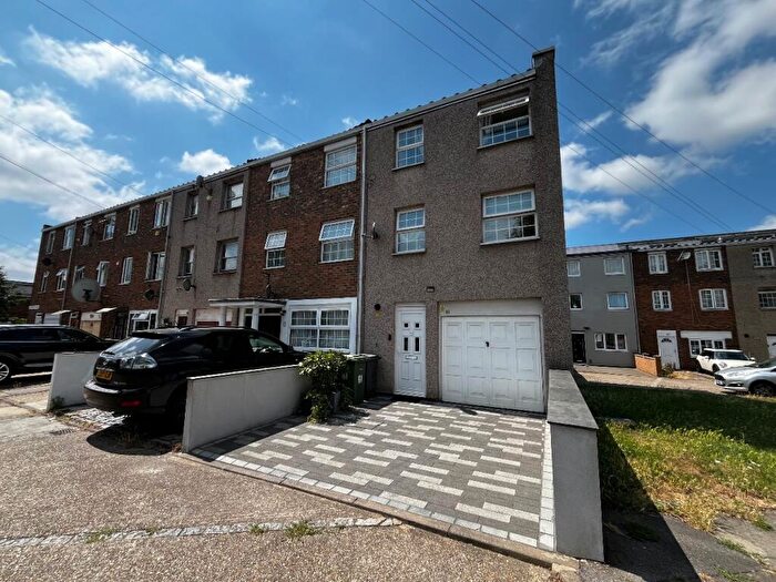 3 Bedroom End Of Terrace House For Sale In Chatteris Avenue, Romford, RM3