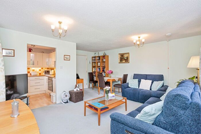1 Bedroom Flat For Sale In Palmer Avenue, Bushey, WD23