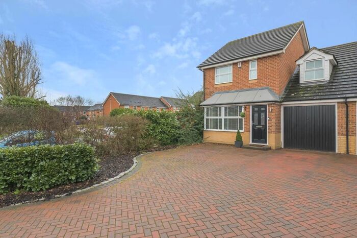 3 Bedroom Link Detached House To Rent In Hallbrooke Gardens, Binfield, RG42