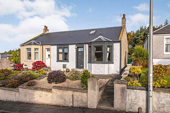 4 Bedroom Semi-Detached House For Sale In Sandybank, Dunfermline, KY11
