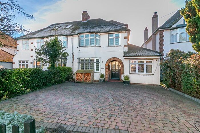 4 Bedroom Semi-Detached House For Sale In Wymondley Road, Hitchin, SG4