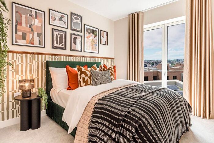 2 Bedroom Flat For Sale In North Gate Park, Harringay, London, N15