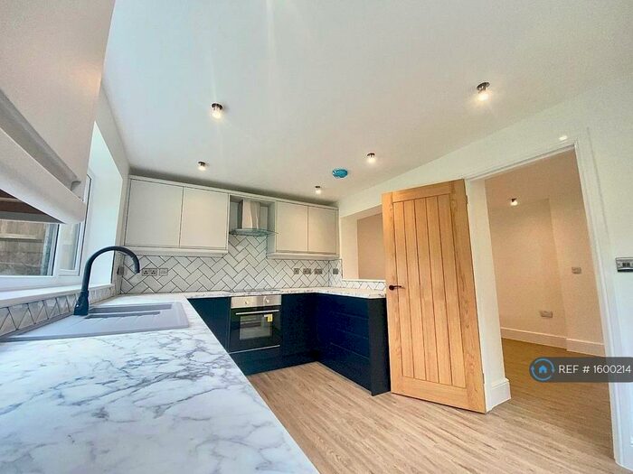 4 Bedroom Bungalow To Rent In Burroughes Avenue, Yeovil, BA21