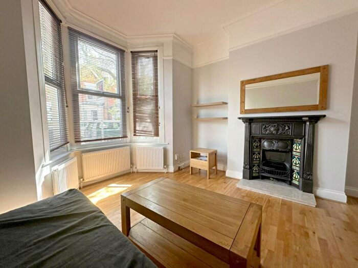 2 Bedroom Flat To Rent In Huddlestone Road, Willesden, NW2