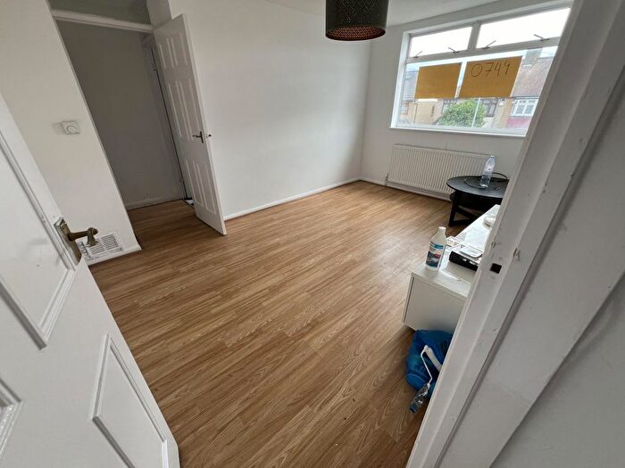 Terraced House To Rent In The Glade, Clayhall, Ilford, IG5