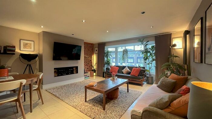 2 Bedroom Flat To Rent In Christchurch Park, Sutton, SM2