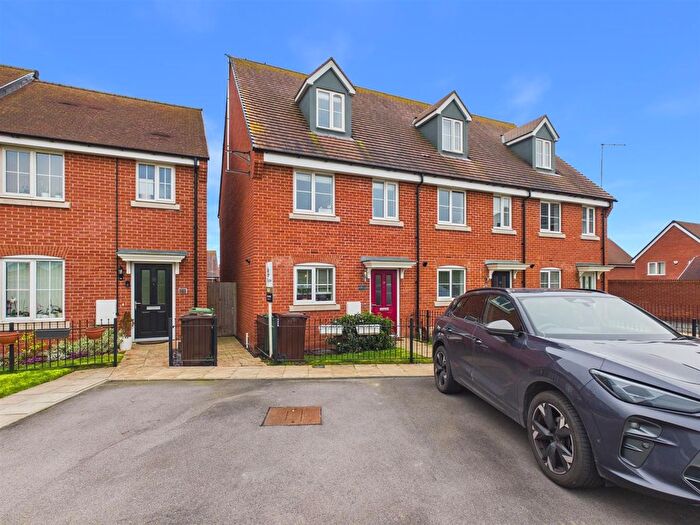 3 Bedroom End Terrace House For Sale In Glenton Green, Berryfields, Aylesbury, HP18