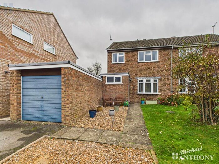 3 Bedroom Semi Detached House For Sale In Hughenden Green, Aylesbury, Buckinghamshire, HP21