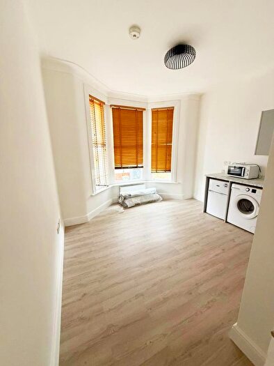 1 Bedroom Studio To Rent In Greenleaf Road, Walthamstow, E17