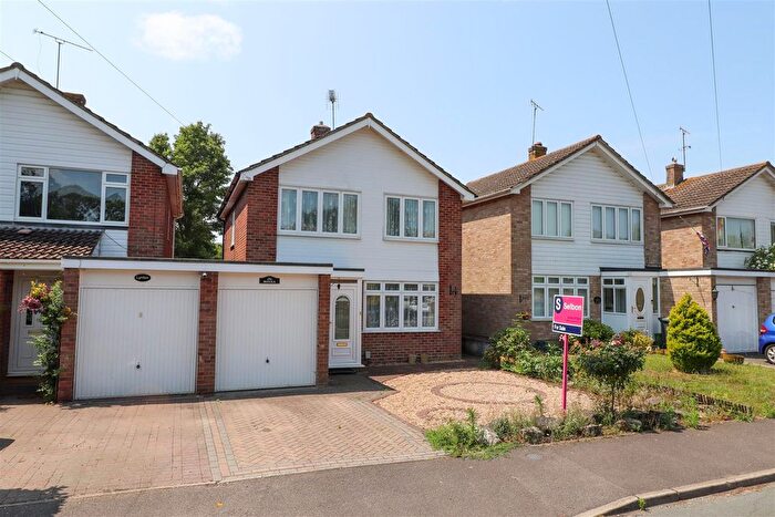 3 Bedroom Link Detached House For Sale In Cavendish Road, Church Crookham, Fleet, GU52